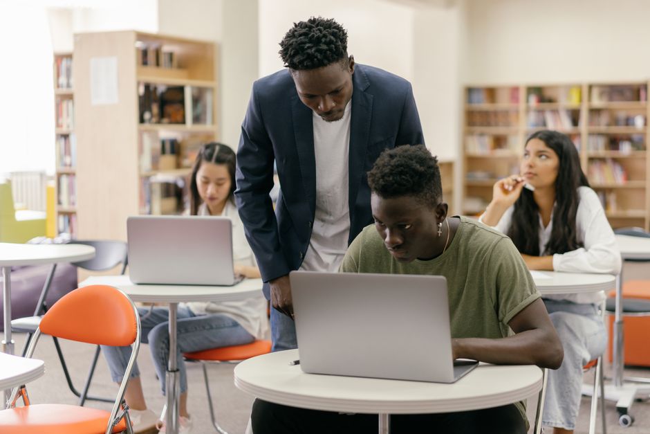 Estudiantes y docente desarrollando proyectos educativos con apoyo de tecnología en el aula