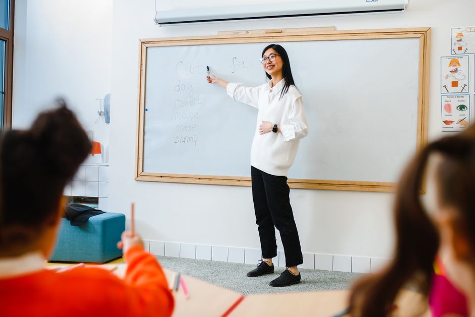 Docente adaptando proyectos con IA según la etapa educativa del alumnado
