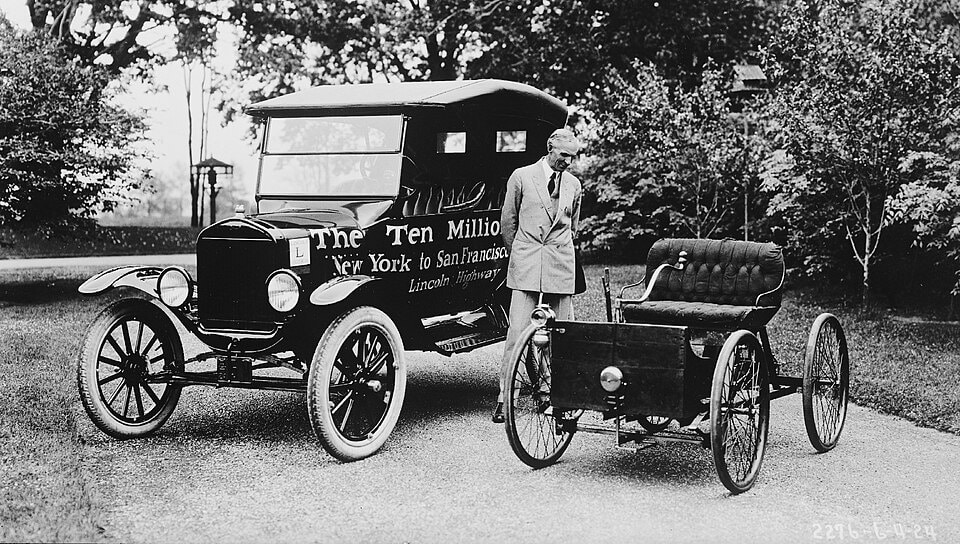 Henry Ford junto a un Ford Model T en una fotografía histórica