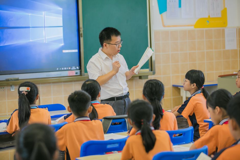 Docente y estudiantes creando cuentos digitales en el aula