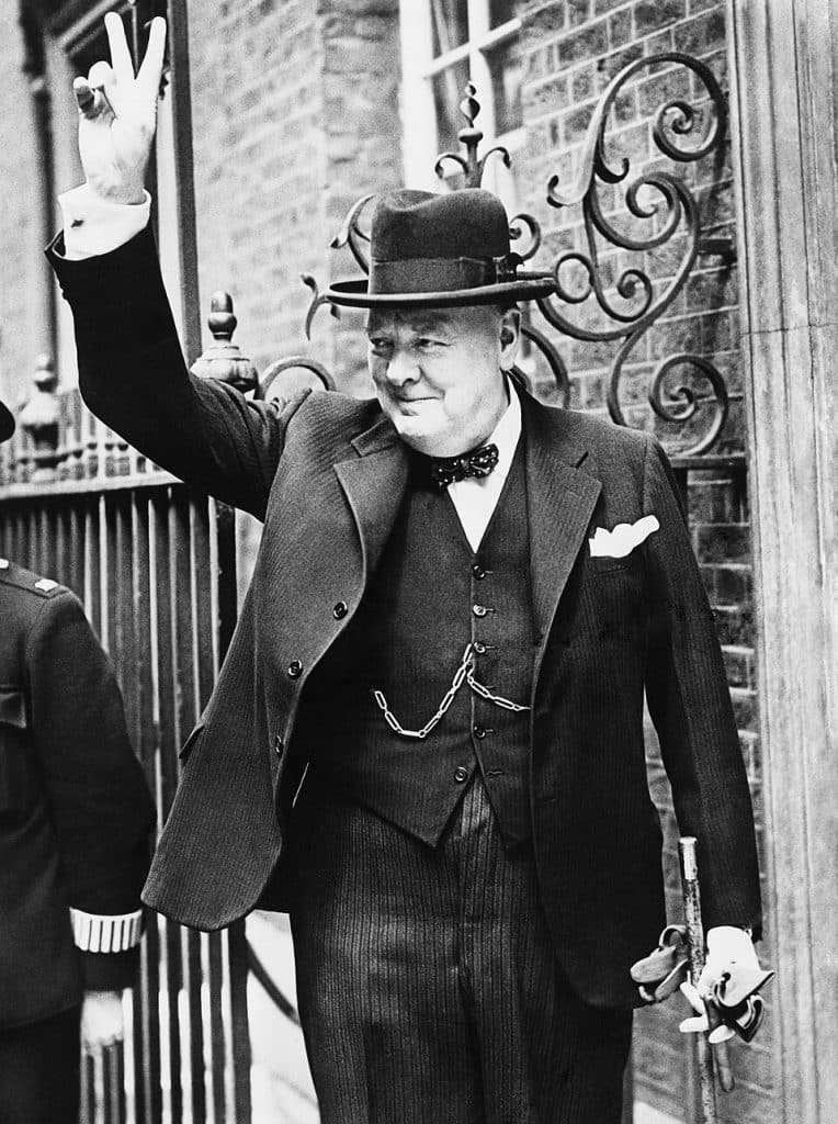 Winston Churchill haciendo el gesto de la victoria en una imagen icónica de la guerra