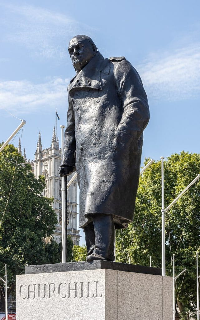 Estatua o retrato de Winston Churchill como símbolo de su legado histórico
