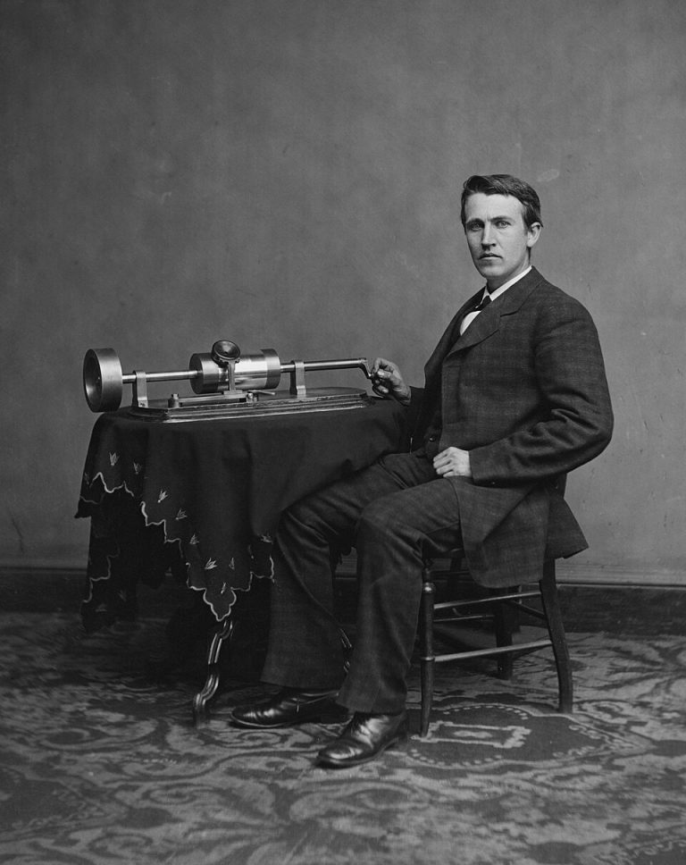 Retrato histórico de Thomas Edison, inventor estadounidense, asociado a los errores y aprendizajes que marcaron su camino hacia el éxito.