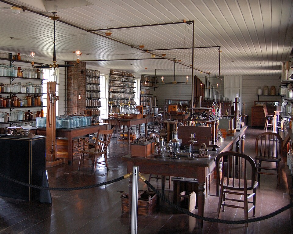 Laboratorio de Thomas Edison, donde los ensayos y errores formaron parte del proceso inventivo