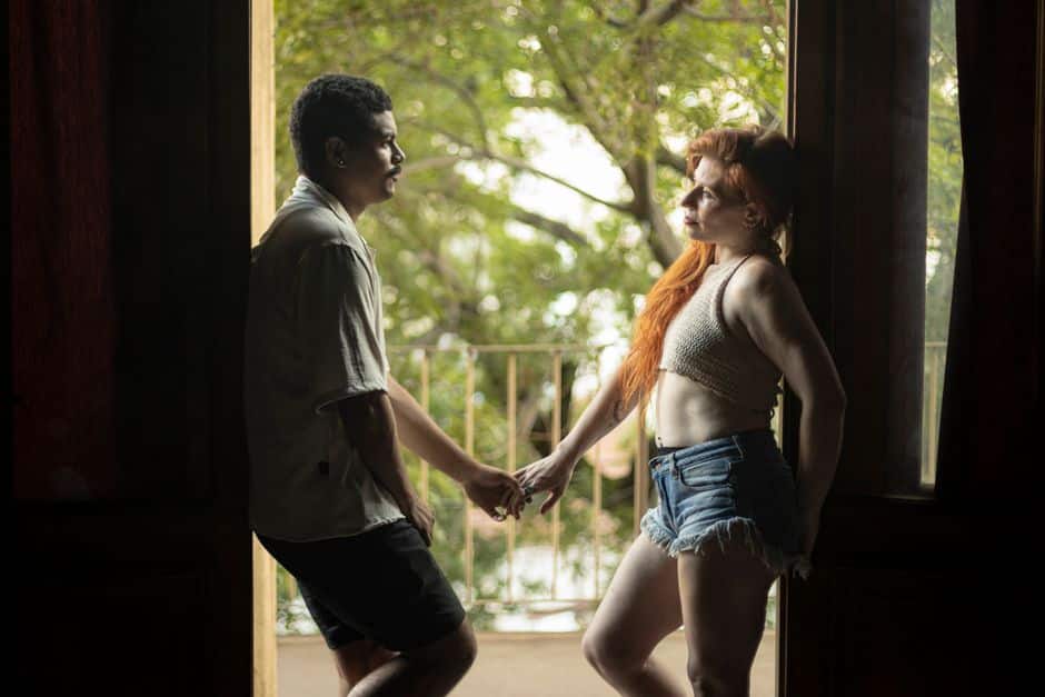 Pareja conversando de forma reflexiva sobre su relación en un entorno actual.