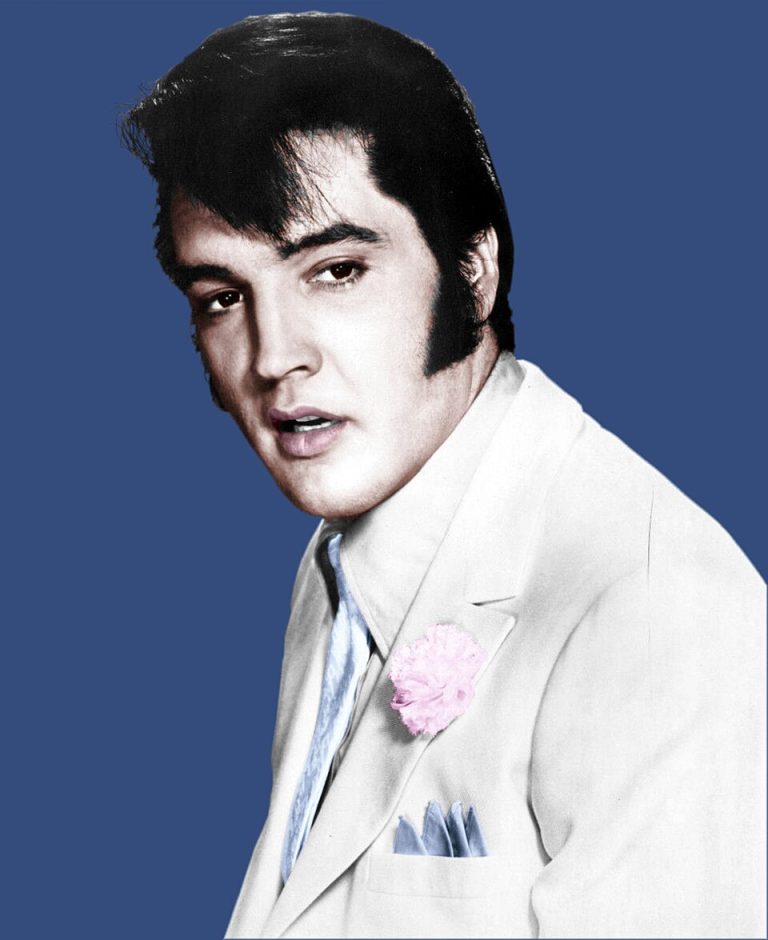 Elvis Presley durante una actuación que simboliza su revolución musical en los años 50.