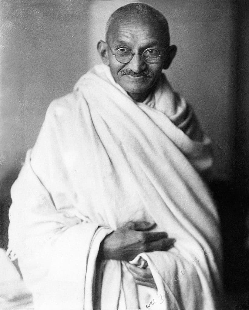 Retrato de Mahatma Gandhi, símbolo de la resistencia pacífica y la no violencia.