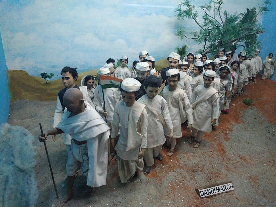 Mahatma Gandhi caminando con sus seguidores durante la Marcha de la Sal