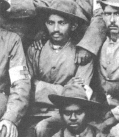 Retrato histórico de Mahatma Gandhi como referente de la no violencia