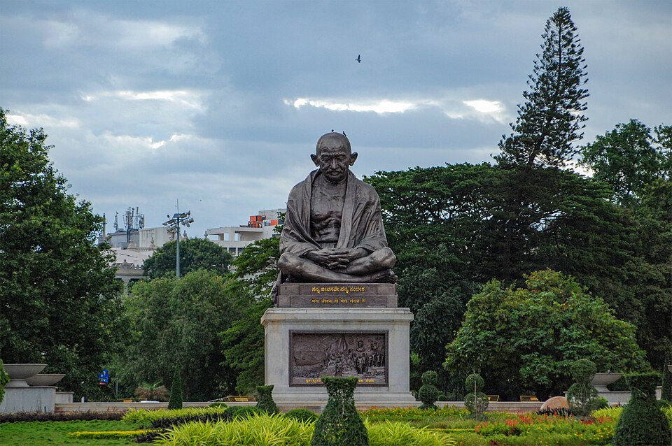 Estatua de Mahatma Gandhi que representa la vigencia de su legado