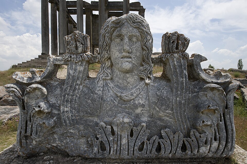 Escultura clásica de Zeus, dios supremo de la mitología griega