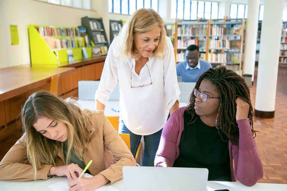 Docente y estudiantes usando una herramienta de IA para aprender historia en el aula