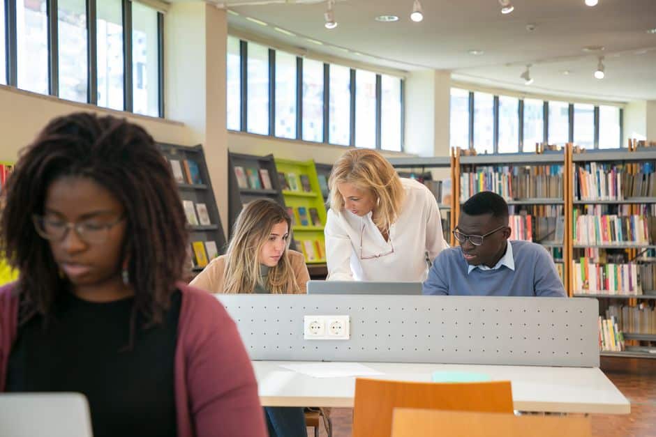 Docente y estudiante contrastando información histórica generada con IA