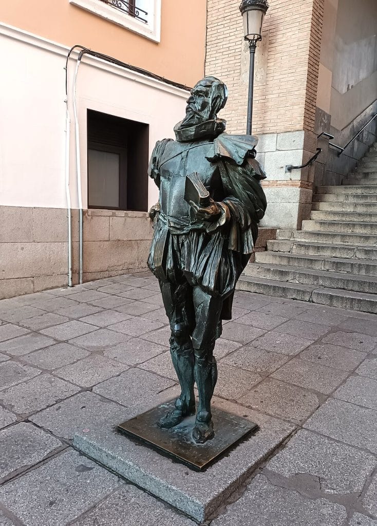 Monumento dedicado a Miguel de Cervantes como símbolo de una forma más viva de acercarse a la historia.