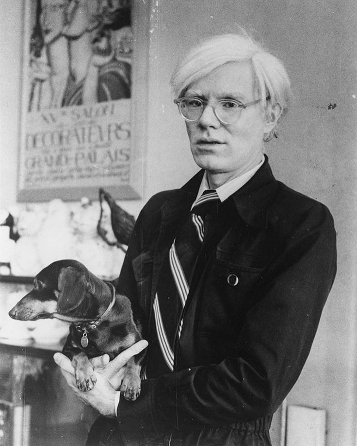 Andy Warhol en el contexto de The Factory, su famoso estudio neoyorquino y centro de la cultura pop.