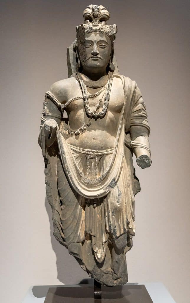 Representación de Siddhartha Gautama, conocido como Buda, en una escena serena de meditación.
