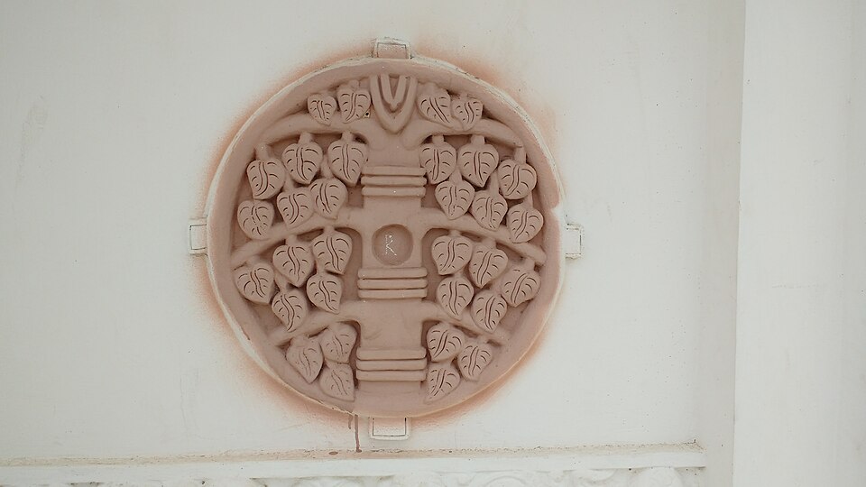 Representación de Buda meditando bajo el árbol de Bodhi durante su iluminación.