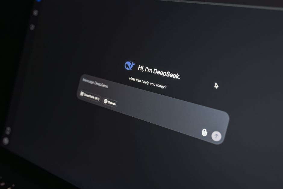 Persona usando un portátil para empezar una conversación con una herramienta de historia basada en IA