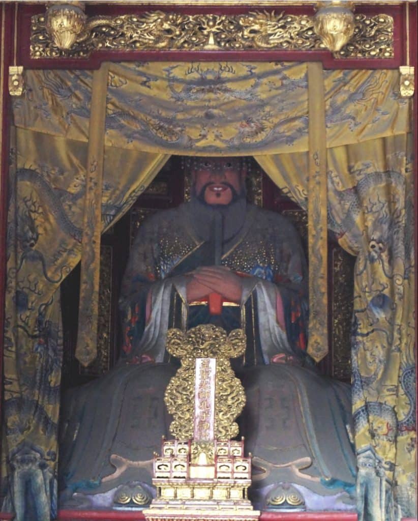 Estatua de Confucio asociada a sus enseñanzas sobre la vida diaria y la conducta ética
