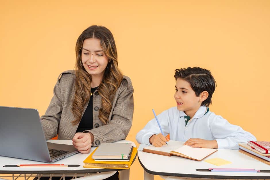 Docente y estudiante revisando un texto digital en el aula para evaluar el uso responsable de un detector de IA