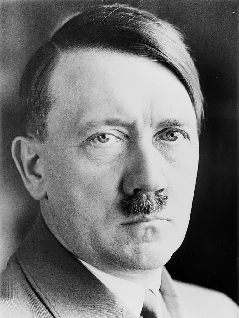 Retrato histórico de Adolf Hitler en el contexto de la Alemania nazi.