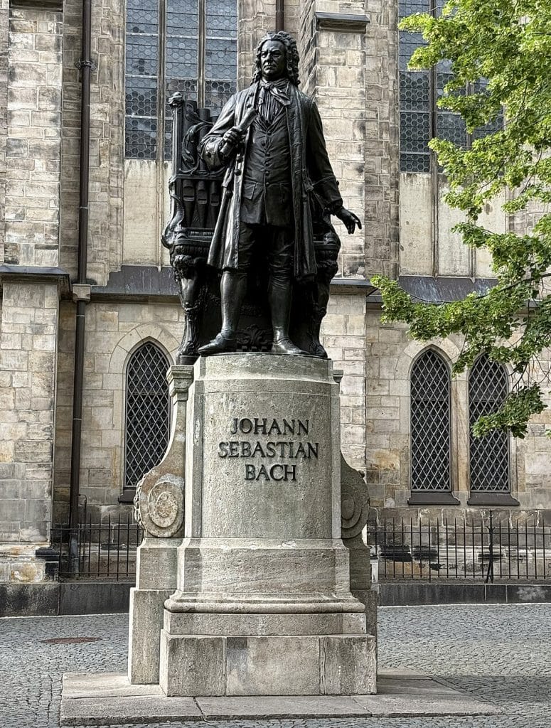Monumento de Johann Sebastian Bach junto a la iglesia de Santo Tomás en Leipzig