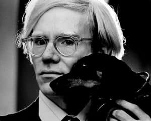 Retrato de Andy Warhol asociado a sus obras más famosas y al estilo del arte pop