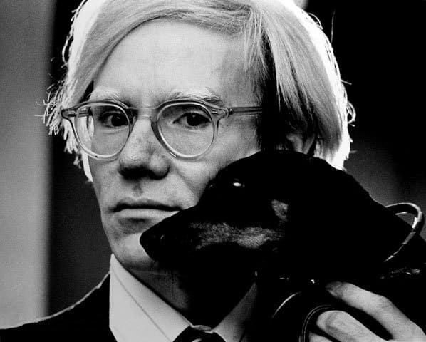 Retrato de Andy Warhol asociado a sus obras más famosas y al estilo del arte pop
