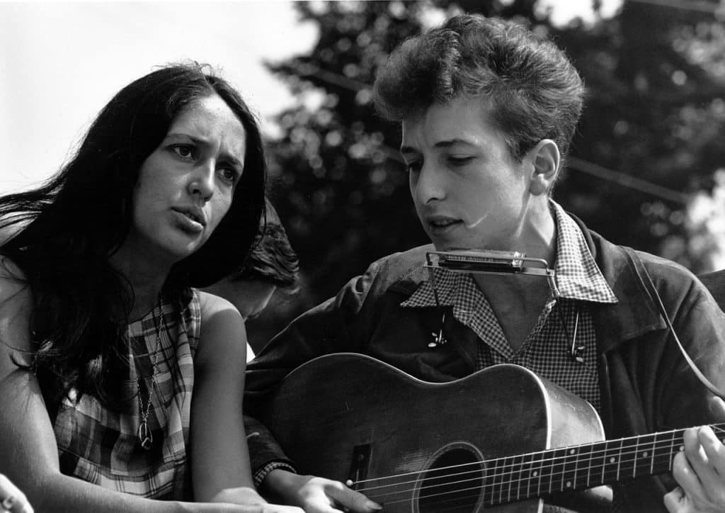 Bob Dylan actuando en directo en la época de «Blowin’ in the Wind»