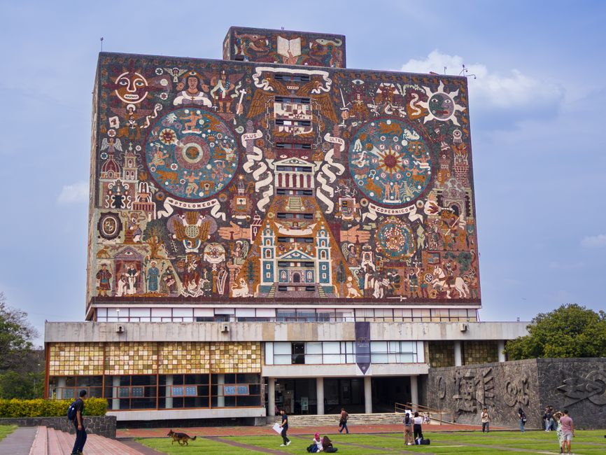 Claudia Sheinbaum durante su etapa universitaria en la UNAM, en un contexto de vida estudiantil y activismo