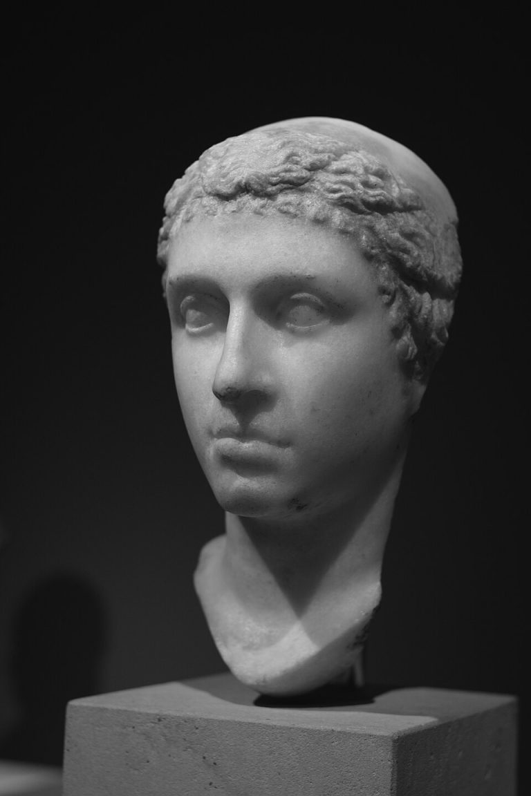 Retrato histórico de Cleopatra VII, figura central de la dinastía ptolemaica en Egipto.