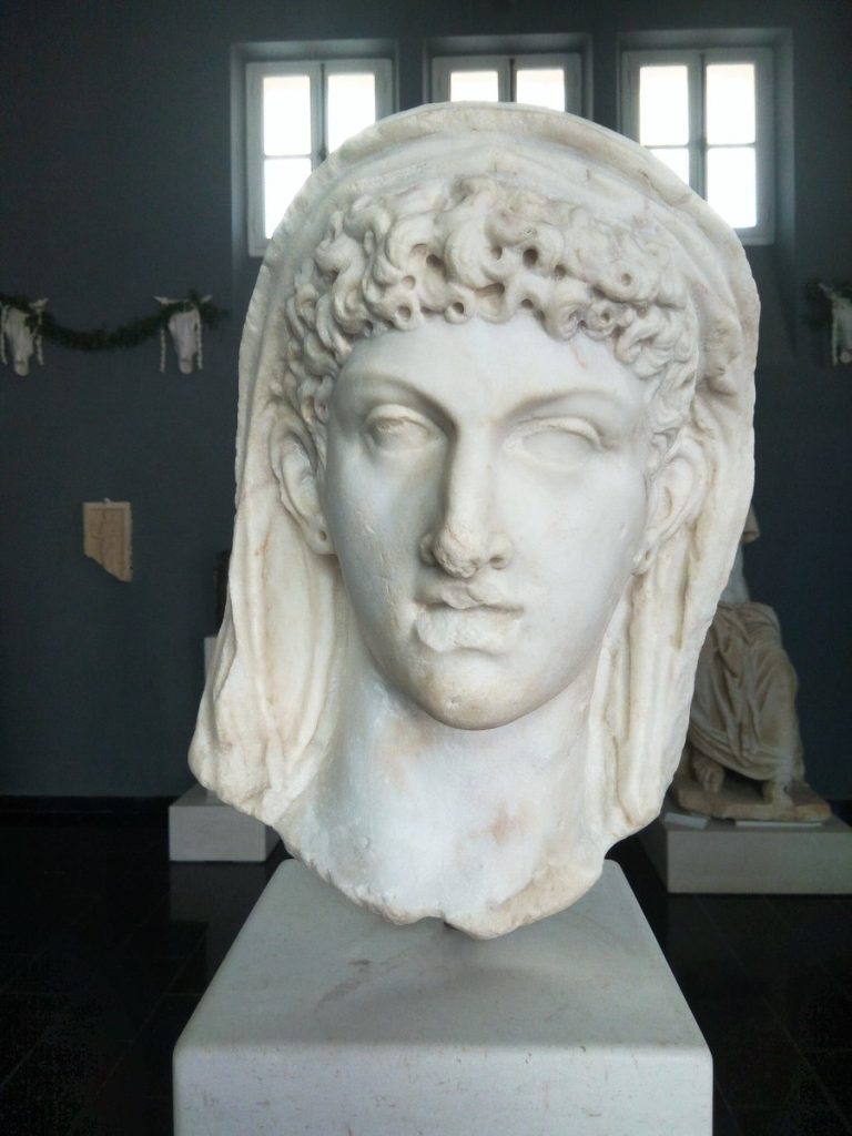 Busto clásico de Cleopatra VII, última reina de la dinastía ptolemaica.