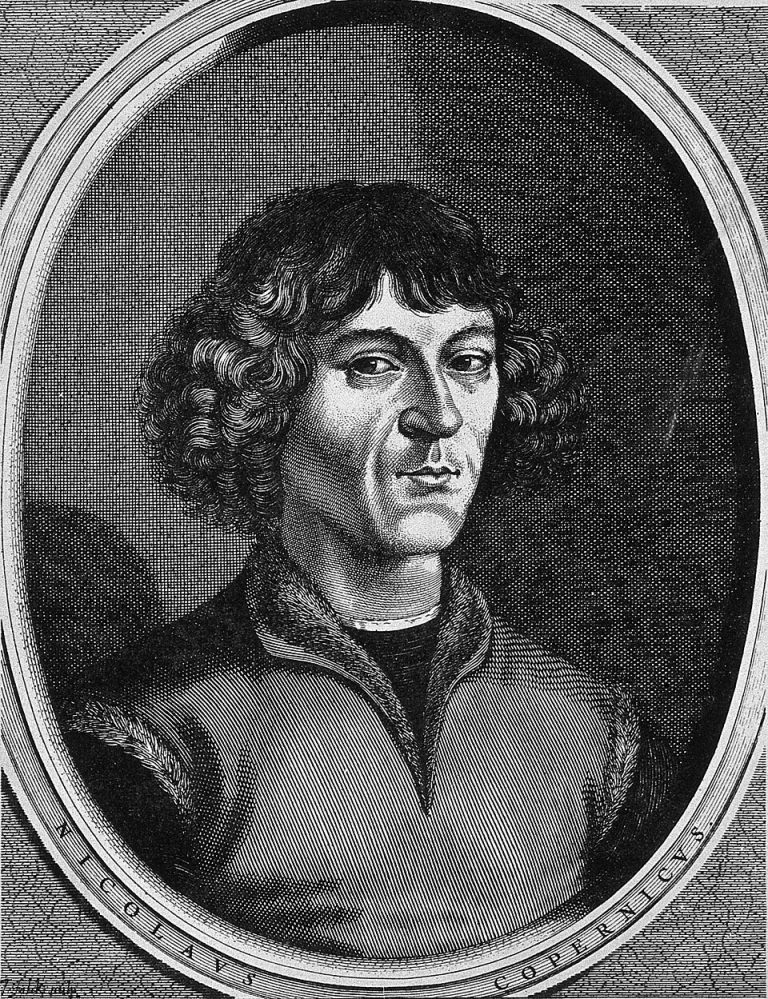 Retrato de Nicolás Copérnico junto a una representación del modelo heliocéntrico.