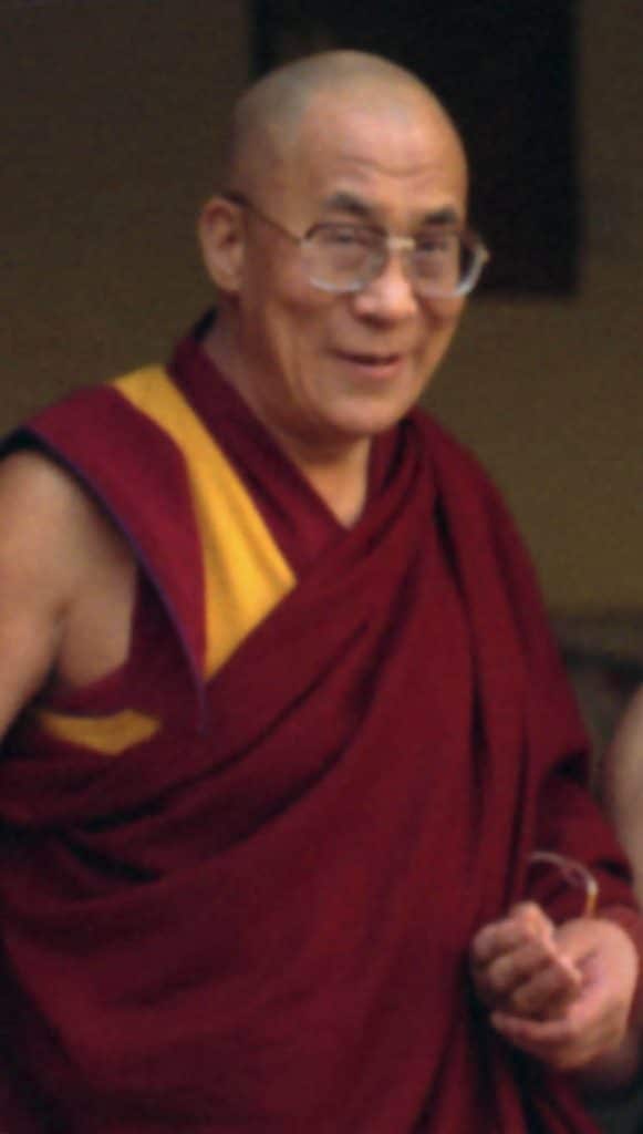 Retrato de Tenzin Gyatso, XIV Dalái Lama, con expresión serena y vestimenta monástica tradicional.
