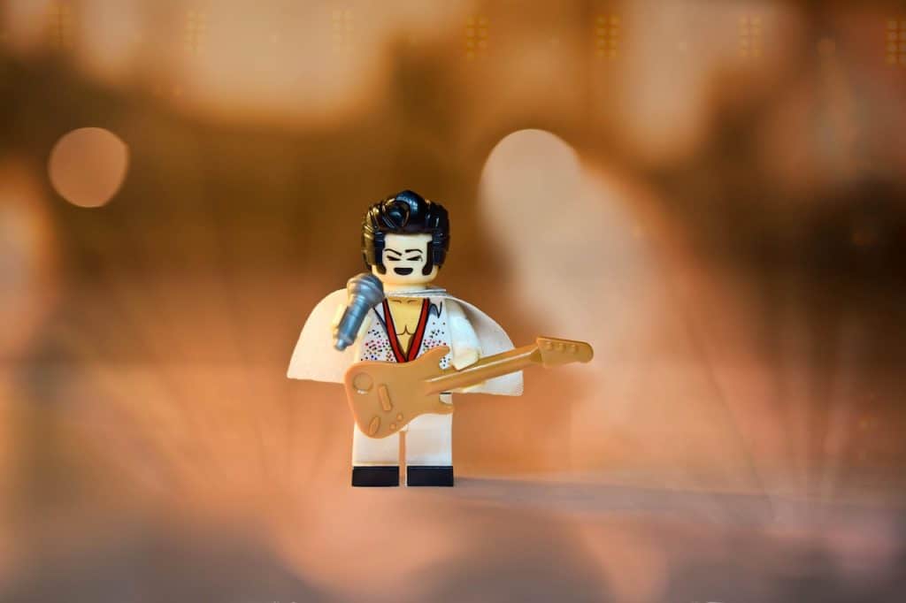 Elvis Presley en una actuación de finales de los años 60, etapa en la que «Suspicious Minds» impulsó su gran regreso