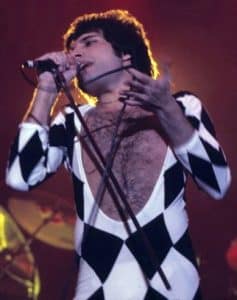 Retrato de Freddie Mercury, cantante de Queen, en una imagen sobria y representativa para un artículo sobre su muerte y sus últimos días.
