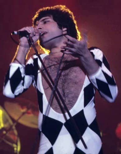Freddie Mercury durante una actuación, en una imagen representativa de su legado musical