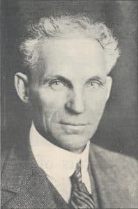 Henry Ford junto a un Ford Modelo T, símbolo de la popularización del automóvil