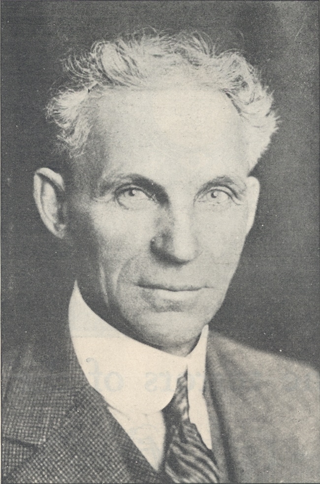 Henry Ford junto a un Ford Modelo T, símbolo de la popularización del automóvil