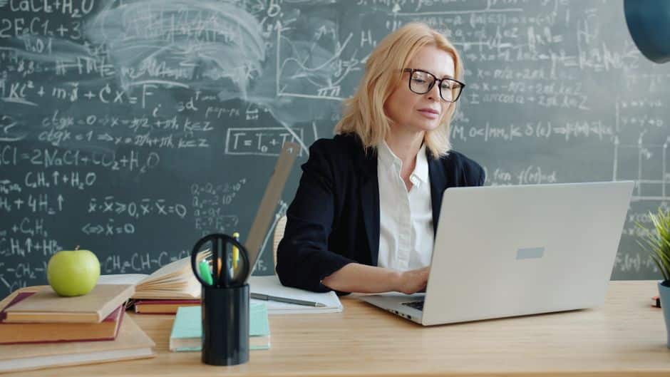 Docente utilizando herramientas de inteligencia artificial en el aula según la tarea educativa