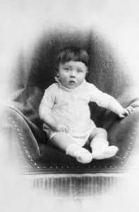 Imagen histórica relacionada con la infancia de Adolf Hitler en su entorno familiar y escolar.