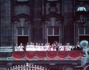 Isabel II en los primeros años de su reinado tras acceder al trono del Reino Unido.