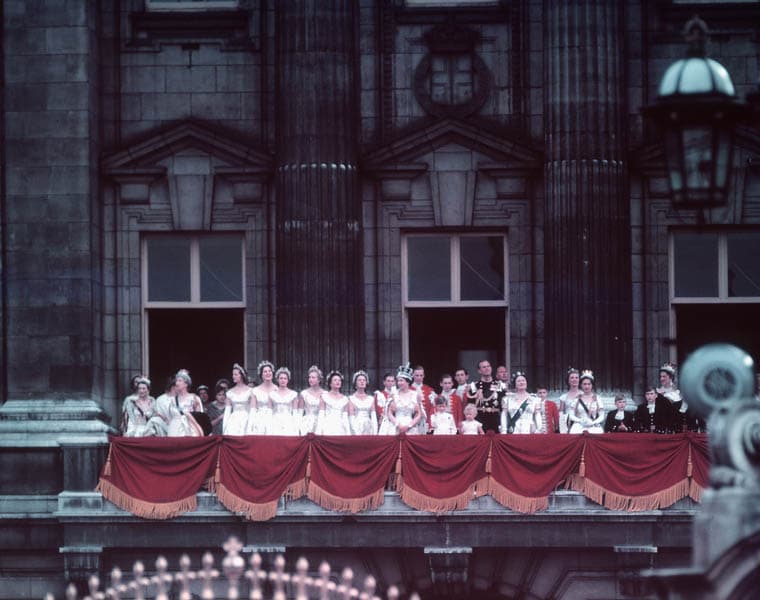 Isabel II en los primeros años de su reinado tras acceder al trono del Reino Unido.