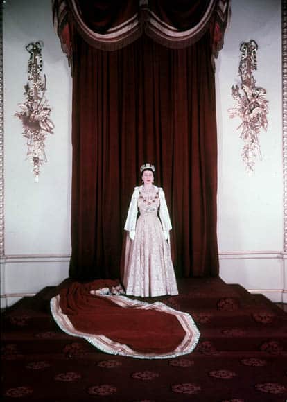 Isabel II durante su coronación en la Abadía de Westminster en 1953