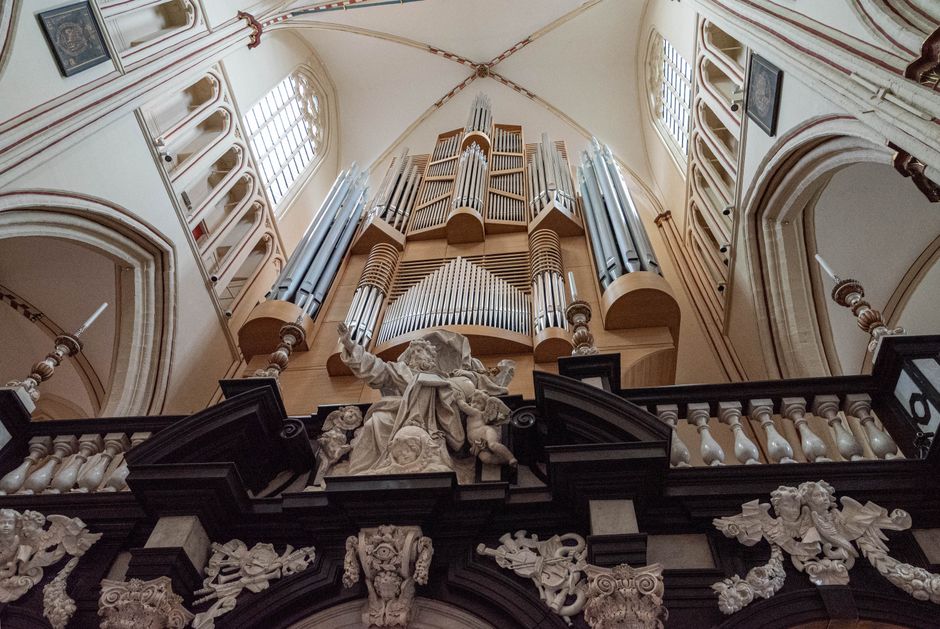 Órgano de tubos histórico en una iglesia, representativo de las obras para órgano de Johann Sebastian Bach