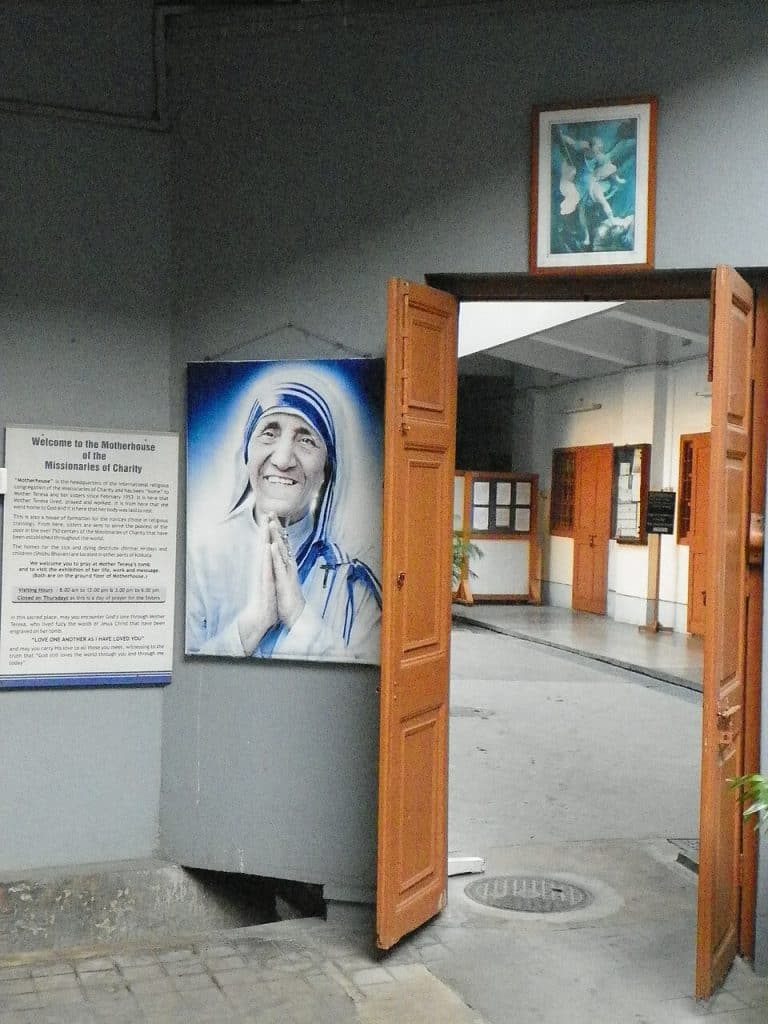 Madre Teresa de Calcuta junto a varias hermanas de las Misioneras de la Caridad