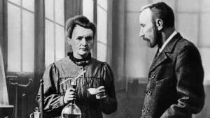 Marie Curie en su laboratorio durante la investigación que llevó al descubrimiento del polonio y el radio