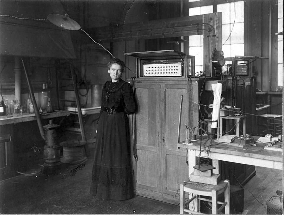 Marie Curie trabajando en un laboratorio durante el proceso de aislamiento del radio