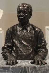 Retrato de Nelson Mandela, símbolo de la lucha contra el apartheid y referente de reconciliación en Sudáfrica.