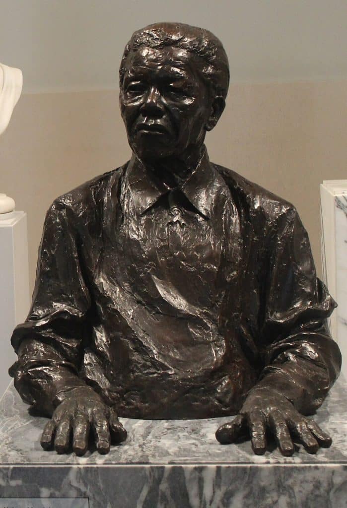 Retrato de Nelson Mandela, símbolo de la lucha contra el apartheid y referente de reconciliación en Sudáfrica.